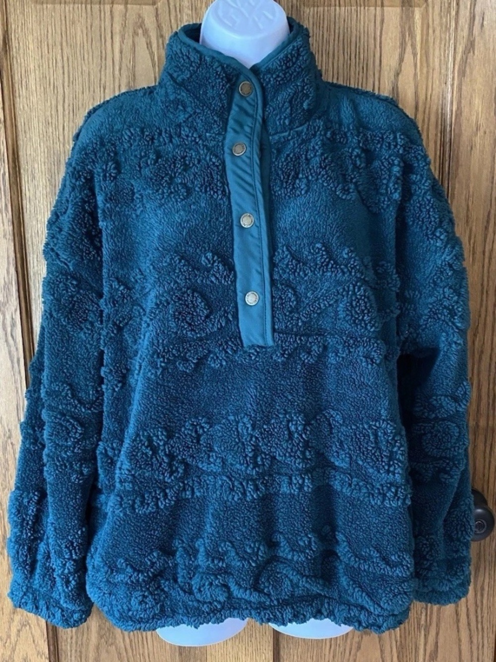 NWT Women’s C&C California Teal Sherpa Pullover. Size Small